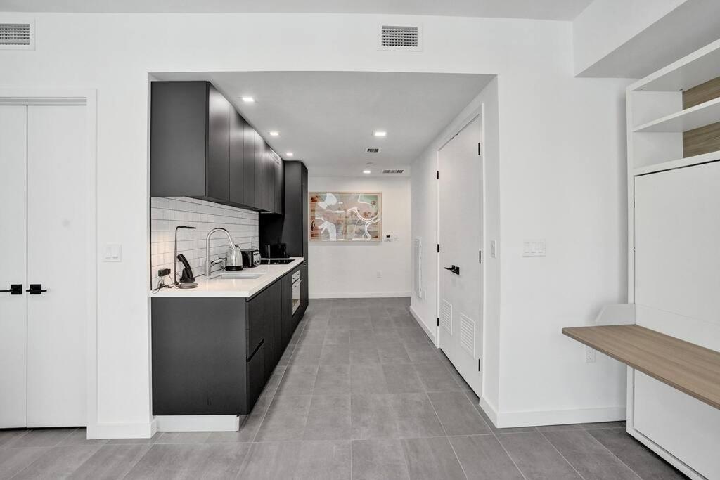 Miami High Town View 1610 Apartment Exterior photo